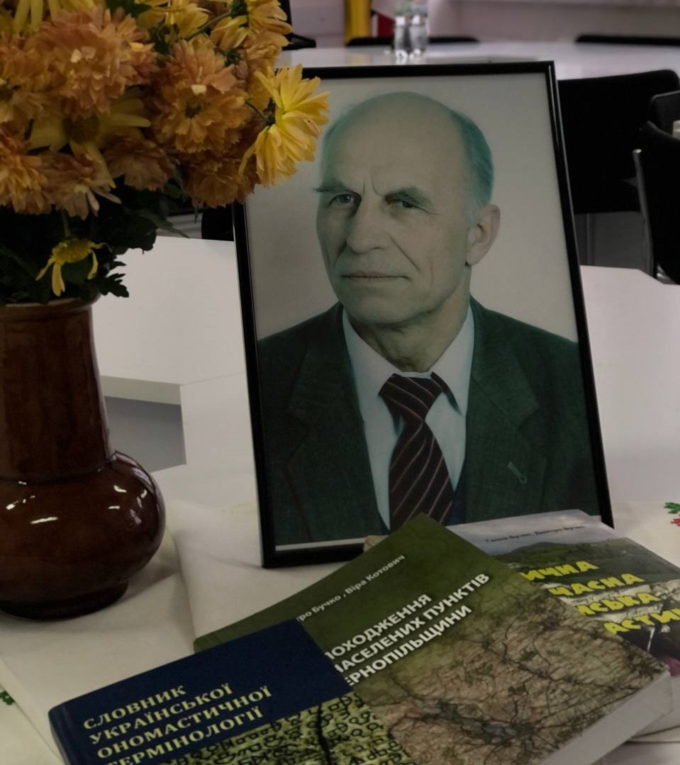 Портрет та праці Дмитра Бучка
